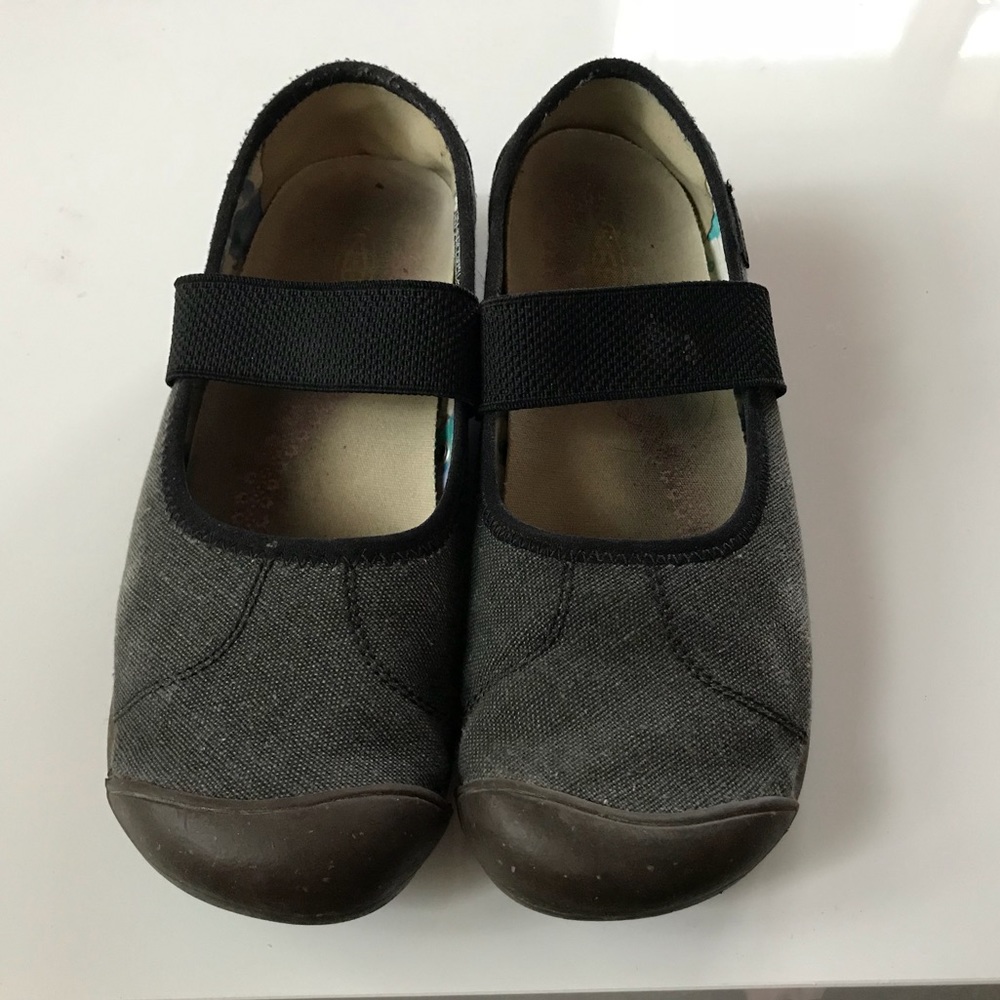 Keen canvas slip on shoes, size 8